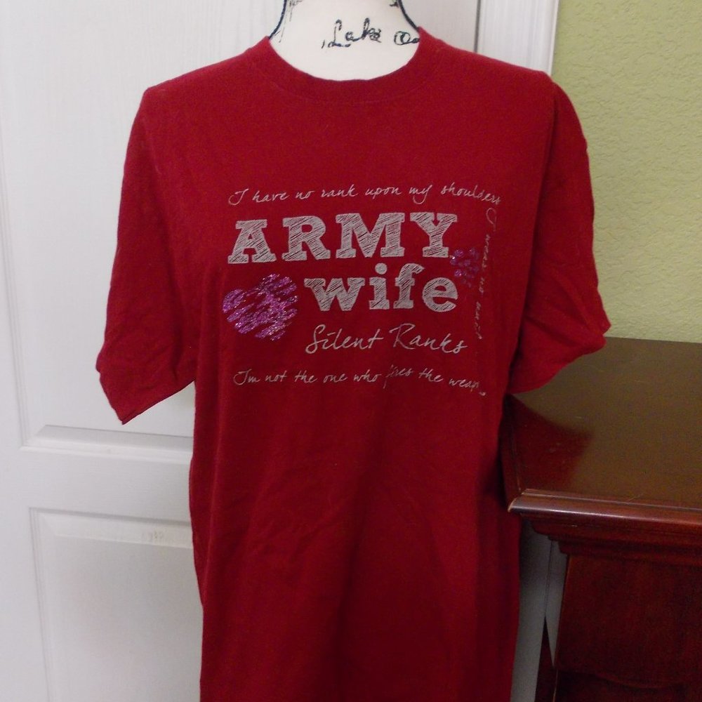 💕 3/$25 💕 Army Wife T Shirt L